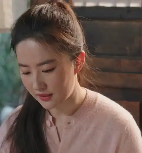 刘亦菲的头型长得好好看,扎这种高马尾好适合!