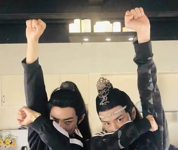 肖战偷偷撩王一博的裙子,王一博下意识的反应,笑破肚皮!