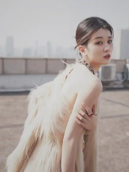 乔欣情人节氛围感写真##乔欣情人节法式婚纱大片