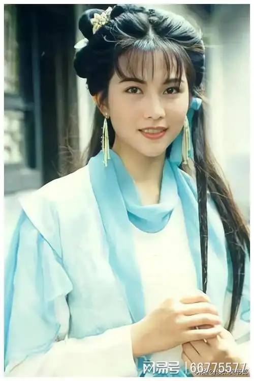 此时的蔡少芬正值芳龄,年轻貌美,人比花娇,圈中很多男艺人都对她暗恋