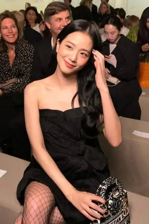 jisoo金智秀今日巴黎时装周观秀造型身着2023早春黑色裙装配以渔网袜