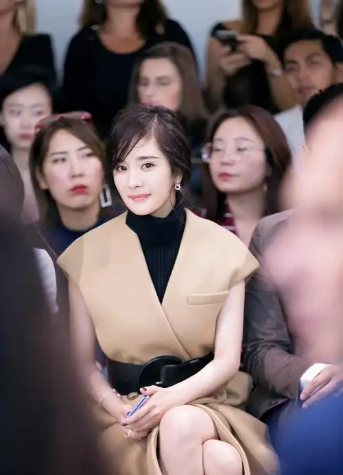 杨幂代言人身份优雅看秀 迷人亮相纽约时装周