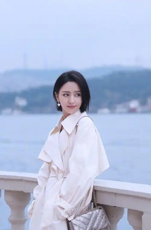 佟丽娅超a造型释出,穿露背礼裙搭配背头发型,复古港风味十足