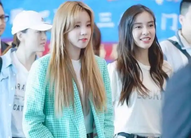 杨颖的腿到底有多细看看她跟宋雨琦两人站一起瞬间就愣了