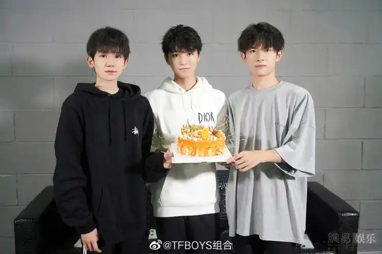 tfboys出道六年王俊凯王源千玺捧蛋糕庆祝