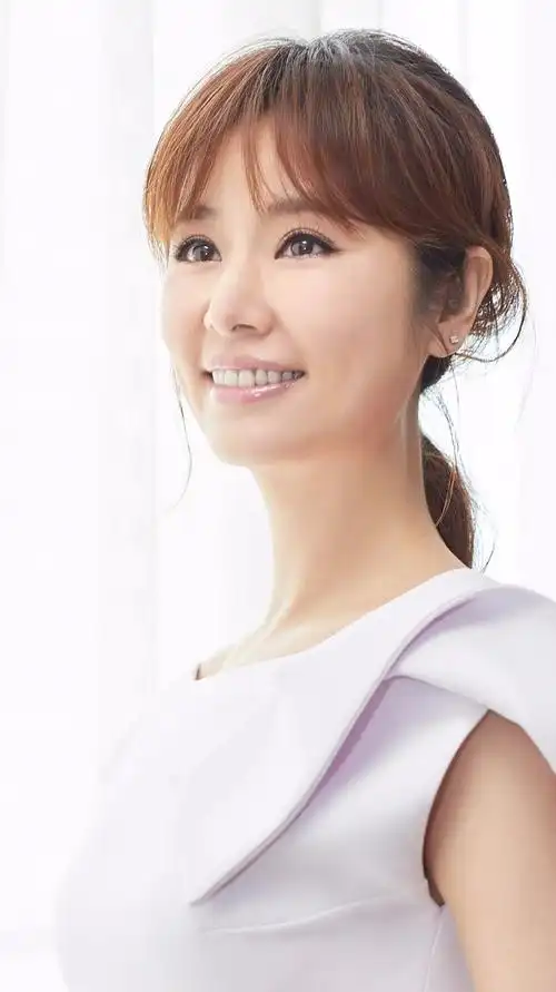 林心如化身"清水芙蓉" 恬淡妆容显亲和力