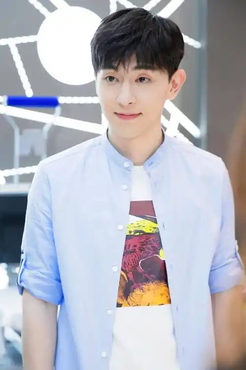 邓伦人气不减,生日惊喜粉丝无人机庆生,复出之路备受期待_直播_形象