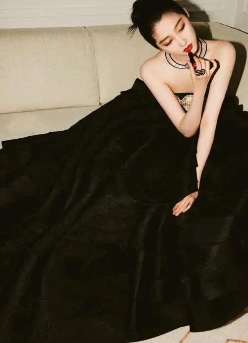 关晓彤戛纳##关晓彤戛纳黑色闪钻礼服