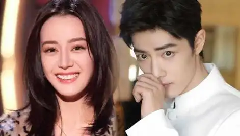 肖战《如梦》剧组合影帅气养眼,热巴穿牛仔套装手拿干饭勺俏皮可爱