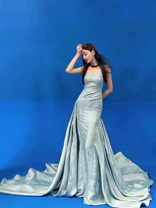 迪丽热巴时装周路透曝光穿蓝色抹胸裙宛若美人鱼