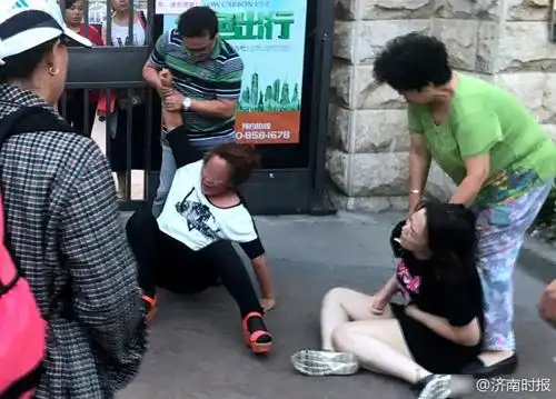 停车引发街头追打两女子当街撕扯一人已怀孕
