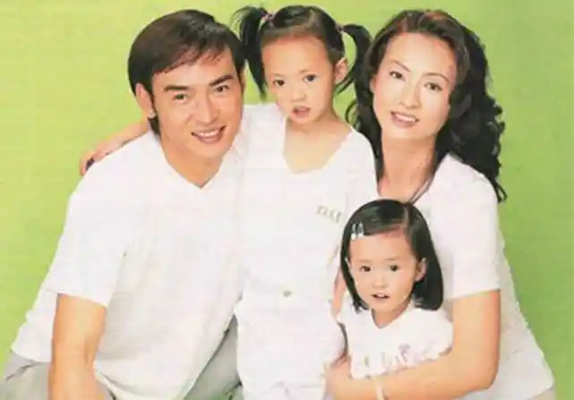 焦恩俊晒一家三口合影,与二婚妻子仍旧互不理睬,俩女儿美貌出众