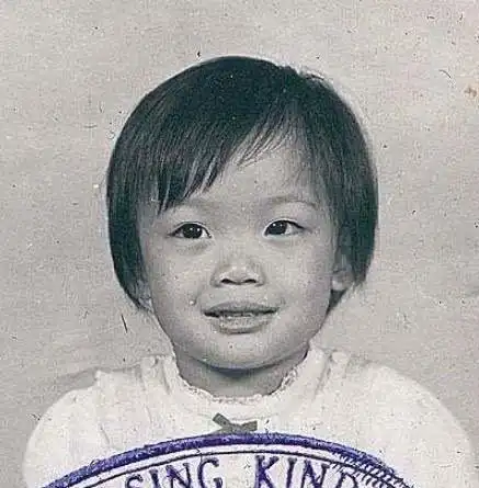 要是不告诉我这是容祖儿还真的认不出来,毕竟小朋友小时候的照片都太