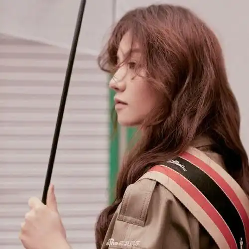 演员春夏曝街拍大片 独特文艺尽显另类时尚