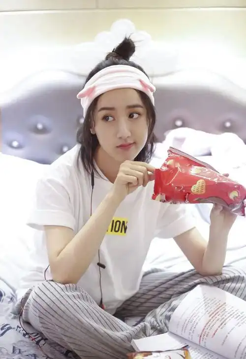 被张艺兴护着的丫头,黄色t恤配短裤,发型凌乱酒店走廊卖萌