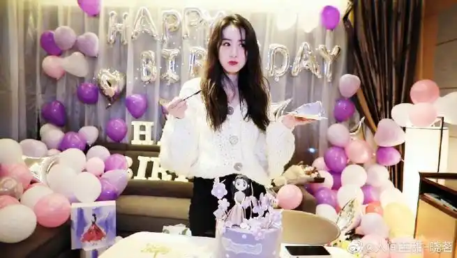 袁冰妍生日被跳舞熊壁咚