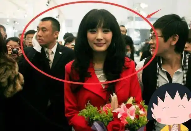 原创杨幂素颜和粉丝合照离开10级美颜后整没整容一目了然