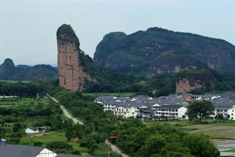 下一页 作品名称: 金枪峰下的新农村  作品描述:   拍摄地点: 龙虎山