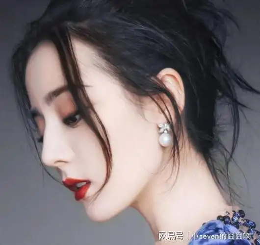 迪丽热巴未精修图被曝痘痘和皱纹清晰可见颜值与普通人无差别