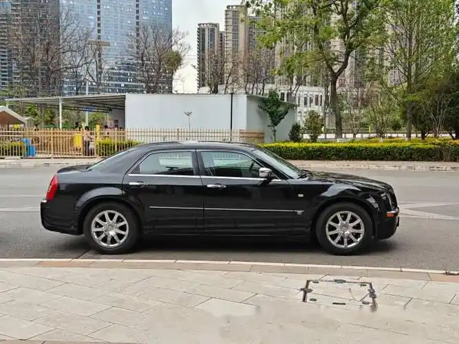 喜欢那个时候的美式大轿车,不说开着如何,看上去就