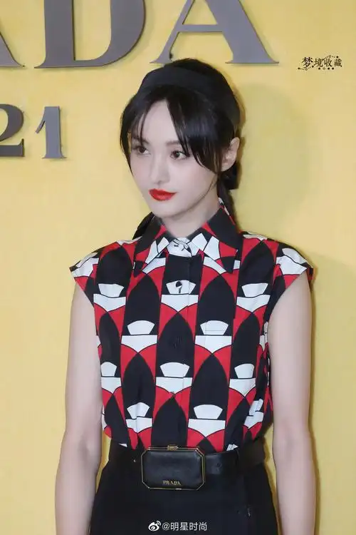 郑爽最新造型,她身着无袖印花上衣配以黑色百褶裙