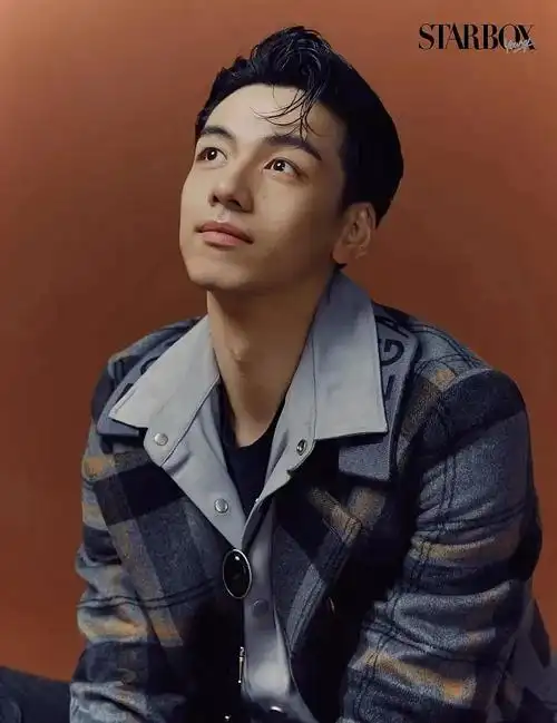 原创这个军艺校草火了八块腹肌低音炮又仙又美比小鲜肉强