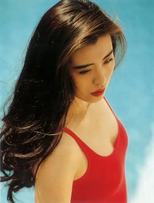 女人穿裙子的时候太迷人,王祖贤年轻时的照片,放到现代也很美