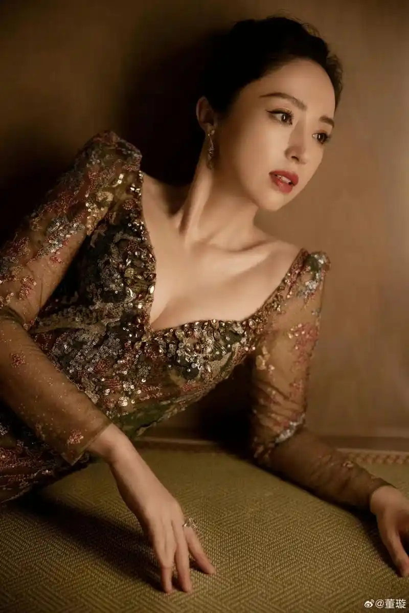 43岁董璇好丰满,穿深v亮片裙秀傲人上围,真是贵气又撩人 提起董璇