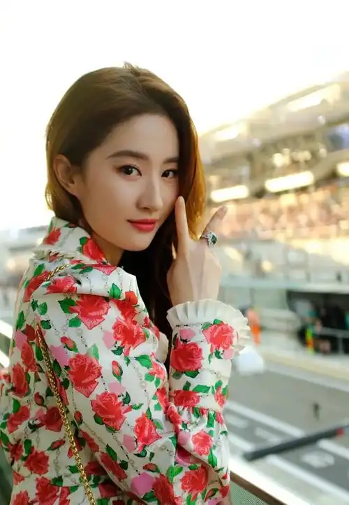 "神仙姐姐"#刘亦菲现身阿布扎比f1赛场,罕见晒九宫格美照, - 抖音