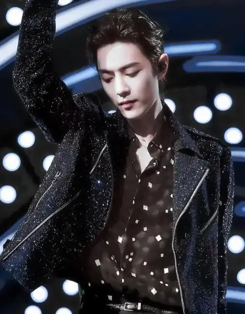 这里有几张肖战最酷最霸气的图片,喜欢的拿走.内存不足可以收藏.