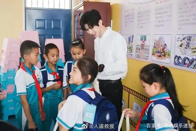 蔡徐坤男粉掷50万元办希望小学,粉丝传递正能量