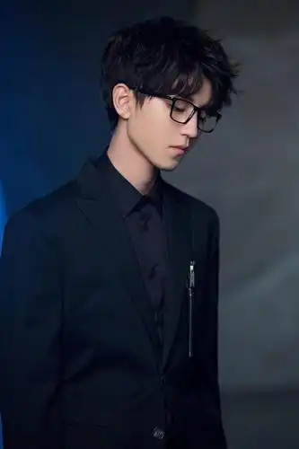 王俊凯:小凯戴墨镜的照片也太帅了,要一起去兜风吗?