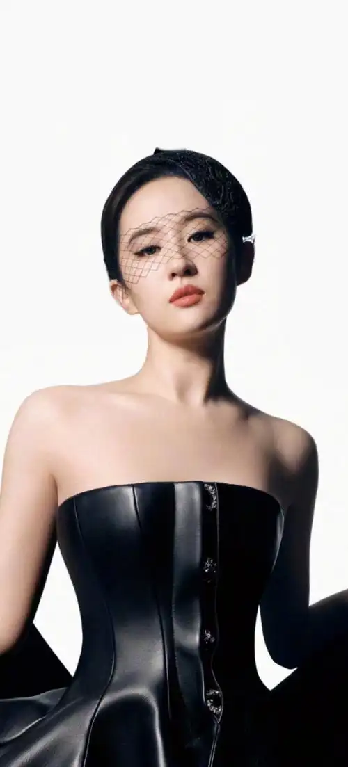 刘亦菲抹胸裙##刘亦菲时尚芭莎4月刊封面