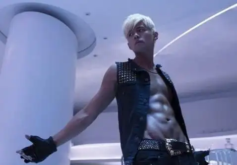 周杰伦为新专辑露腹毛人鱼线见光