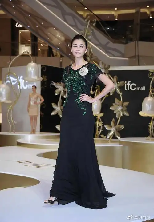 郑伊健70后妻子真漂亮穿镶绿水晶的黑礼服裙美得好优雅