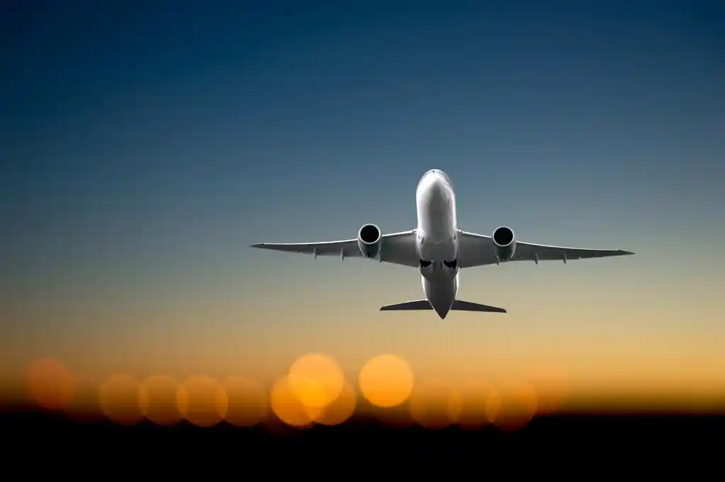 起飞的飞机,喷气客机起飞的低角度视图