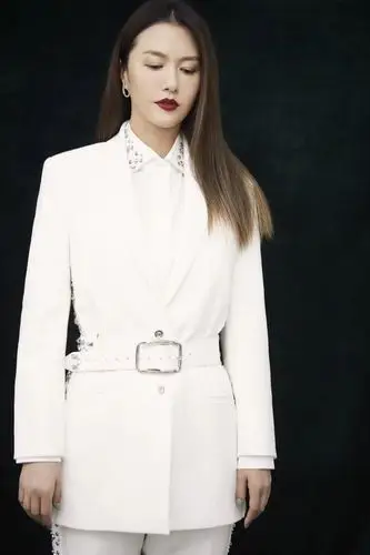 组图:谭维维直发红唇眼神犀利 全白look利落飒爽气场足_高清图集_新浪