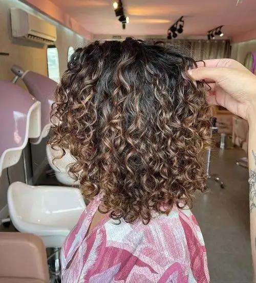 发型图片女短发烫发螺旋烫短发素材,短发小卷满头烫螺旋烫最新标签