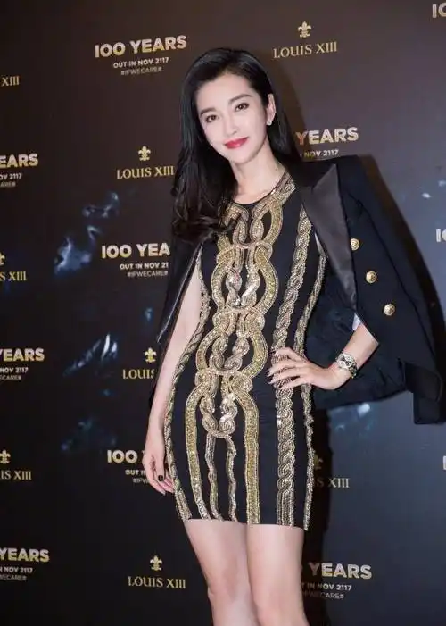 李冰冰不穿长裙更有范,条纹西装配黑皮鞋潇洒不羁,这气质真绝了_身材