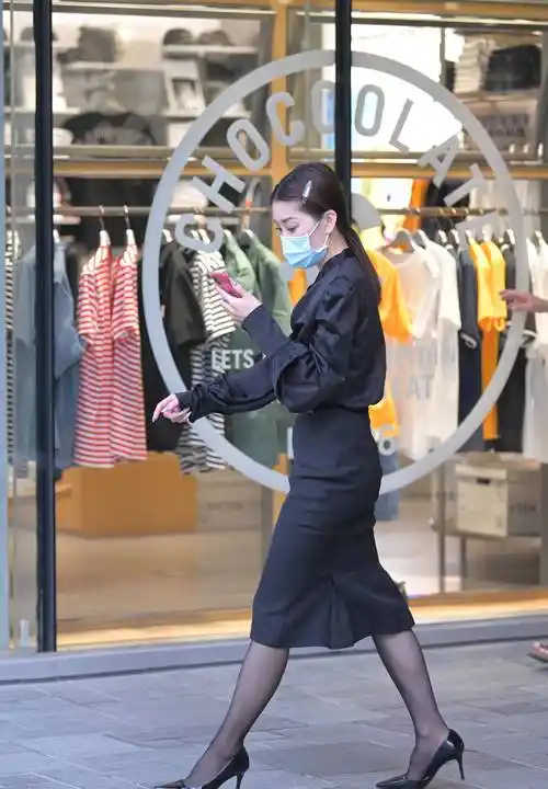 时尚袜搭配黑色尖头高跟鞋,漆皮风,穿出黑色职场风