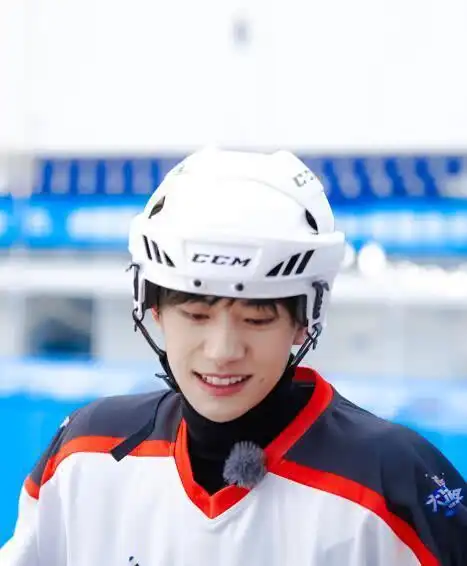 易烊千玺穿滑冰装不帅看到他的正脸后网友黑粉们闭嘴吧