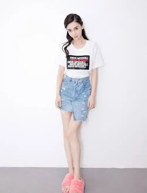 重点是修长的大长腿简直是不可思议,因为真实的angelababy身高没有