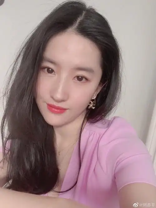 33岁的刘亦菲依旧少女感十足