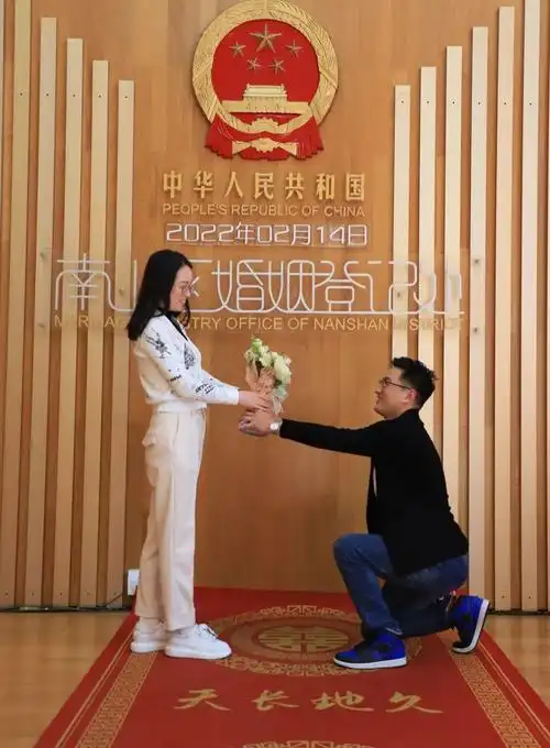 另一对身着情侣装的新人同样仪式感满满为了保证今天能登记结婚他们