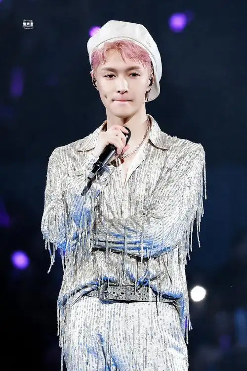 张艺兴演唱会boom舞台#贝雷帽77流苏衣服 这套绝美啊@张艺兴