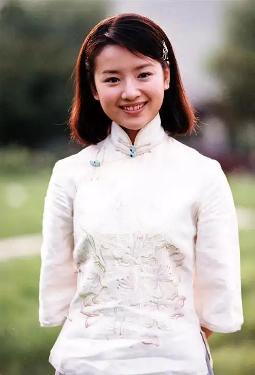 看了董洁年轻时候的照片原来她才是真的美到发光