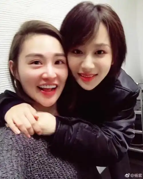 杨紫微博晒与闺密的合影,她的尖下巴成亮点