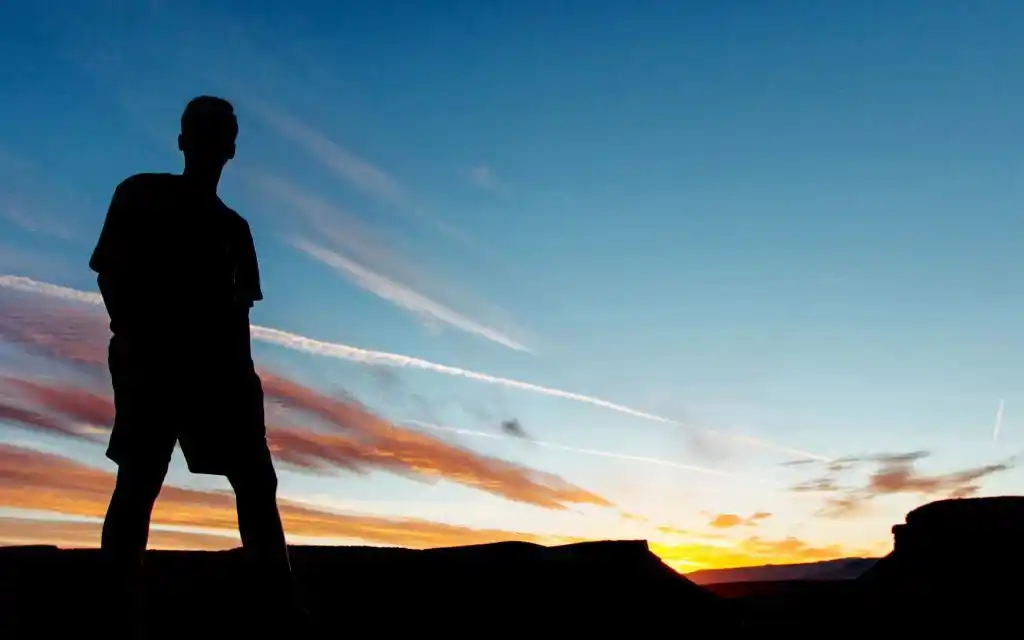 傍晚夕阳下一个男人孤独的背影