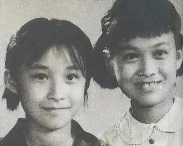 那英小时候很淘气,喜欢玩耍,还经常发脾气,让父母为她操碎了心.