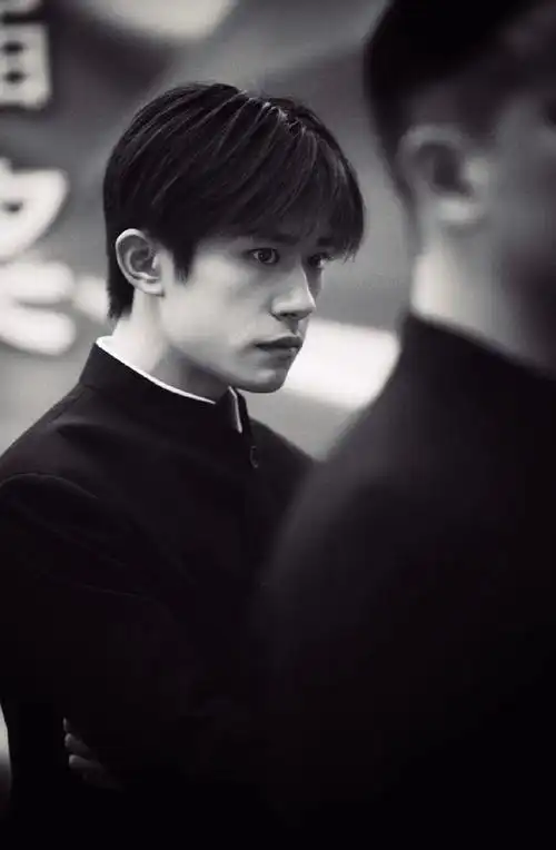 易烊千玺海边拍立得##易烊千玺是在撒娇吗